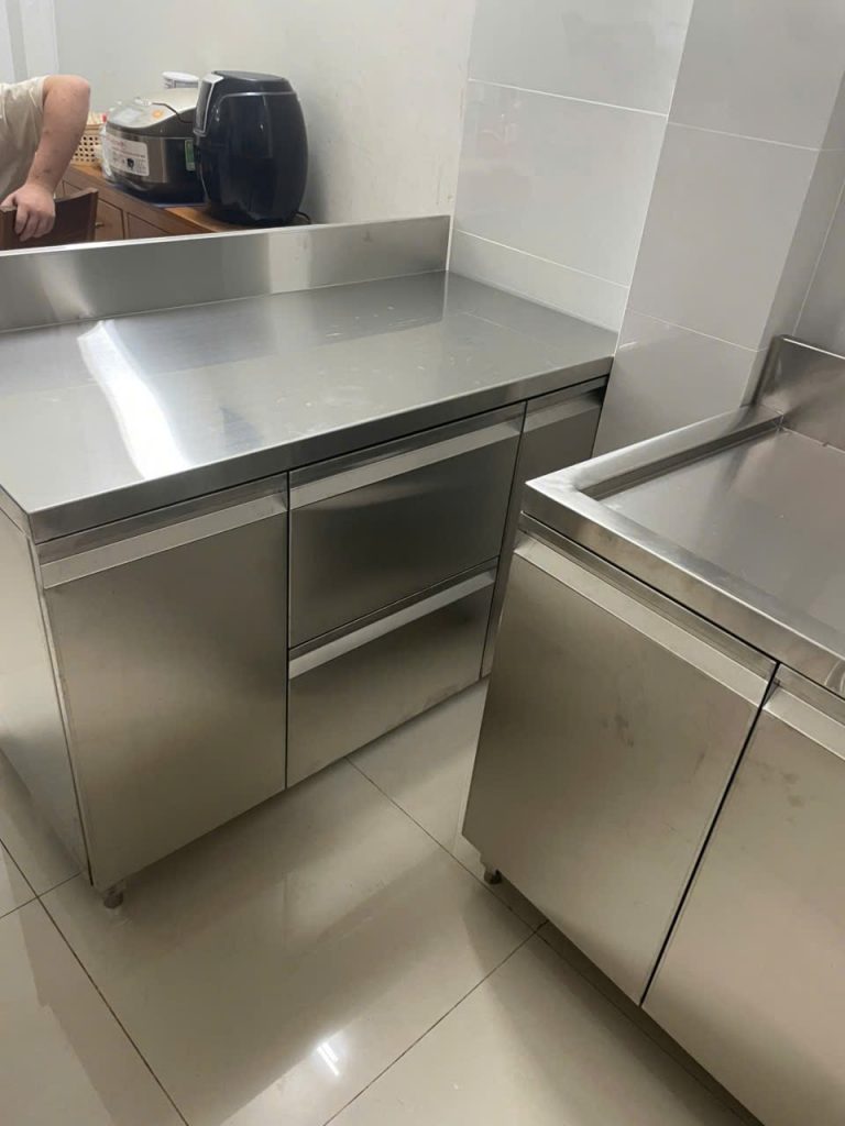 Inox là loại vật liệu được sử dụng phổ biến trong bếp công nghiệp
